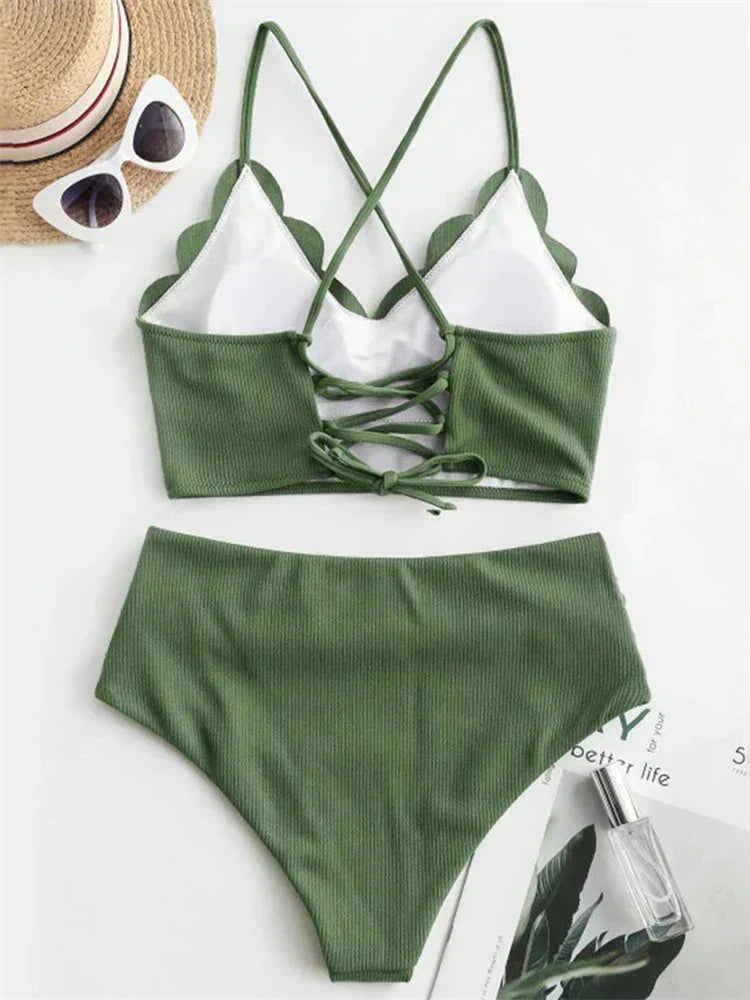 Traje de baño de 2 piezas con top de cintura alta y borde festoneado